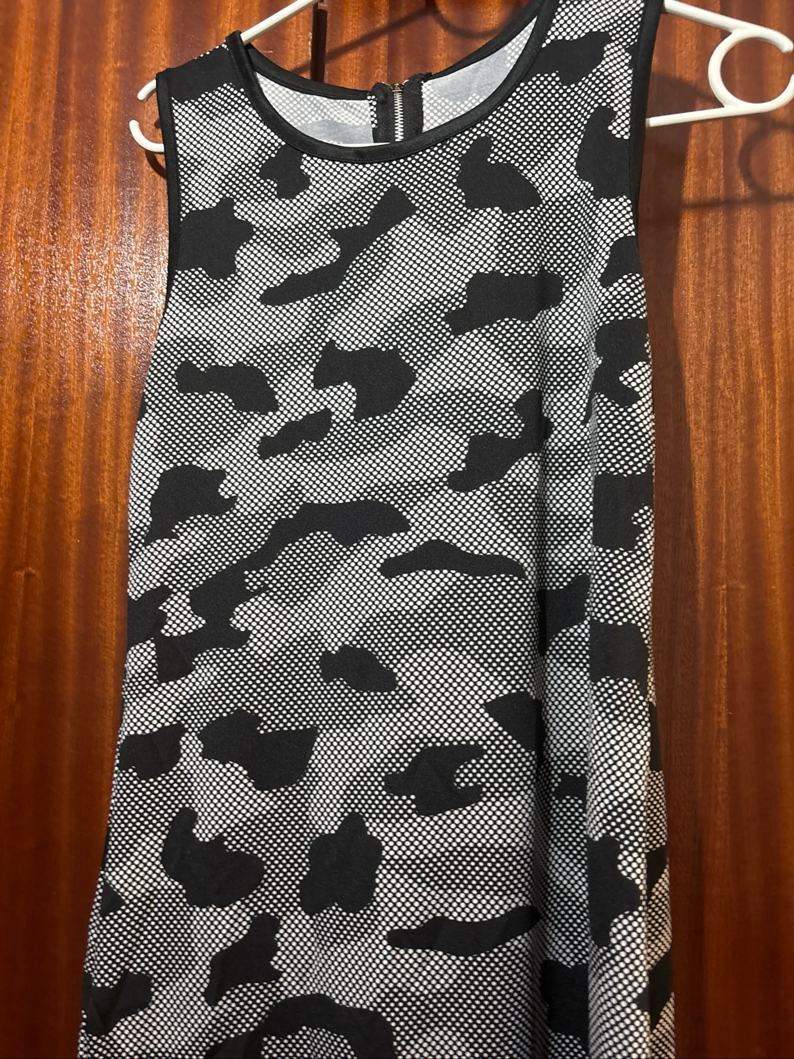 Camouflage tuba-jurk zwart en wit | mouwloos | ronde hals | maat M – photo 3